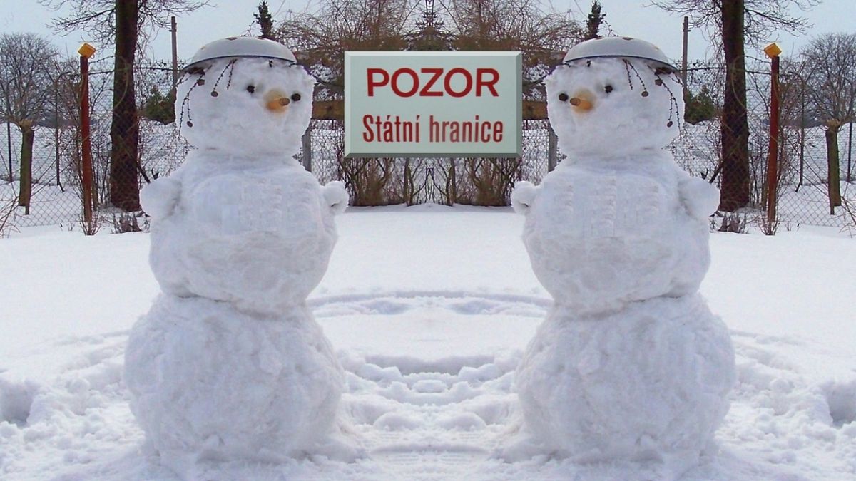 Sněhuláka stavěli lidé v Petrovicích na Ústecku jako symbol stesku po přátelích